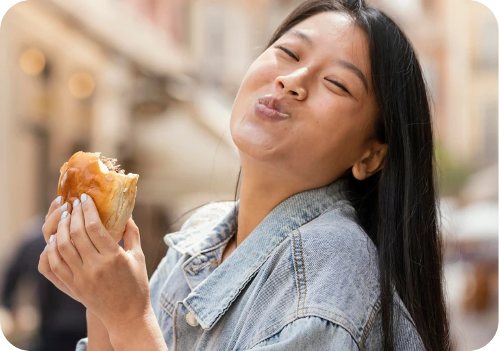 Consumidora final apreciando salgado