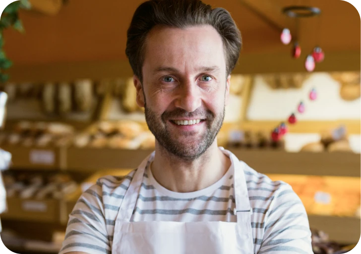 Revendedor sorrindo em padaria