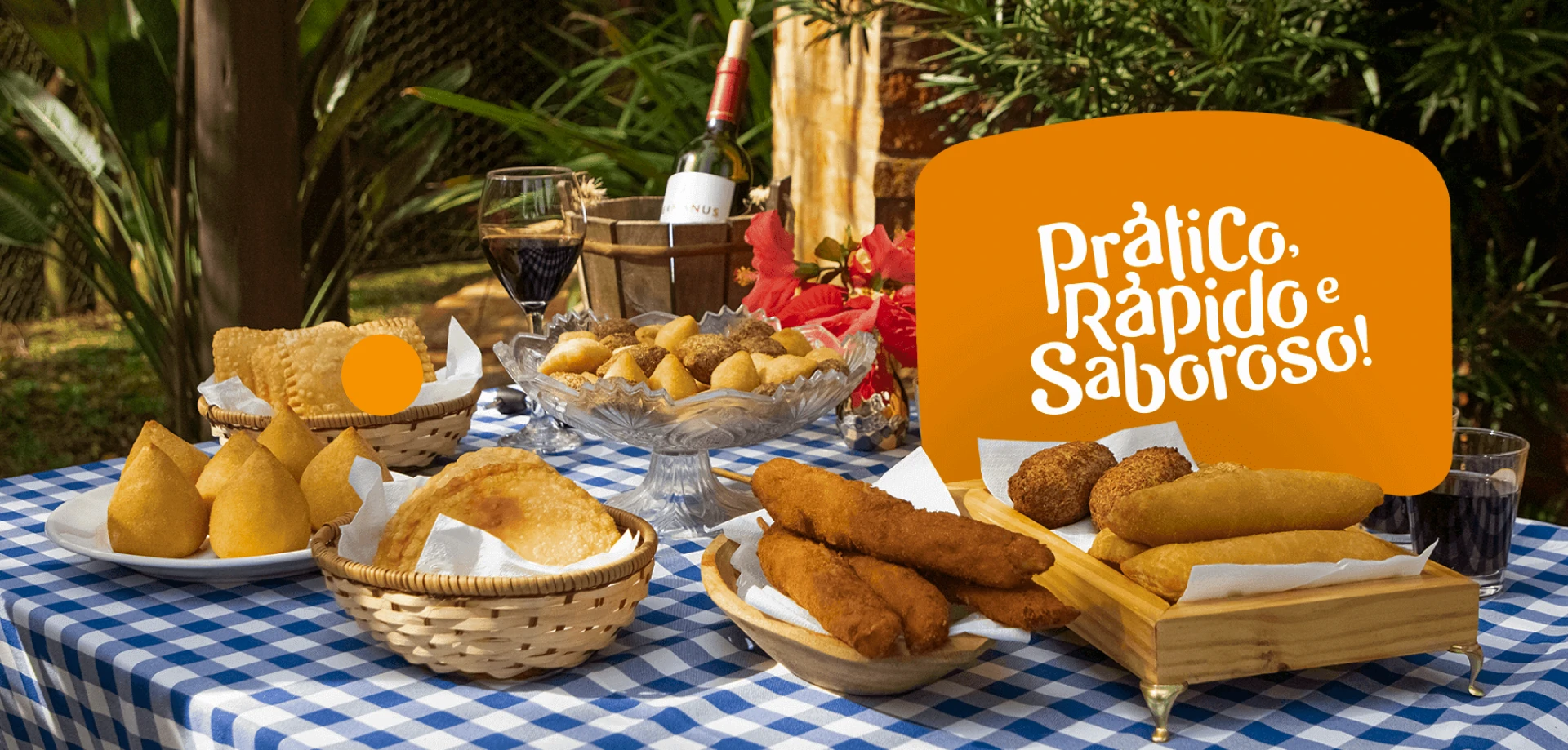 Prático, Rápido e Saboroso — mesa com variedade de salgados